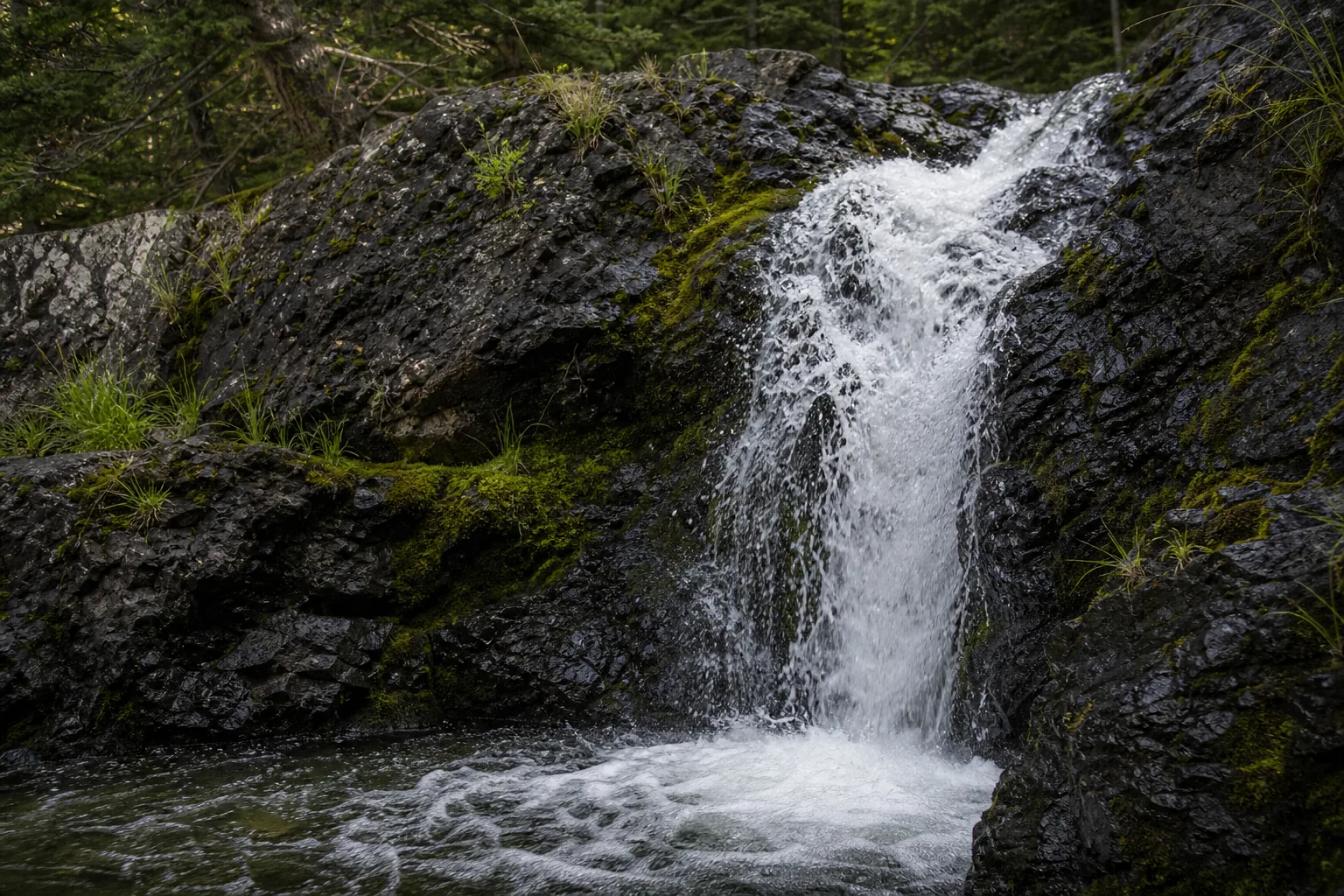 Close-up of water and rhyolite tuff at the lip of Moose Falls