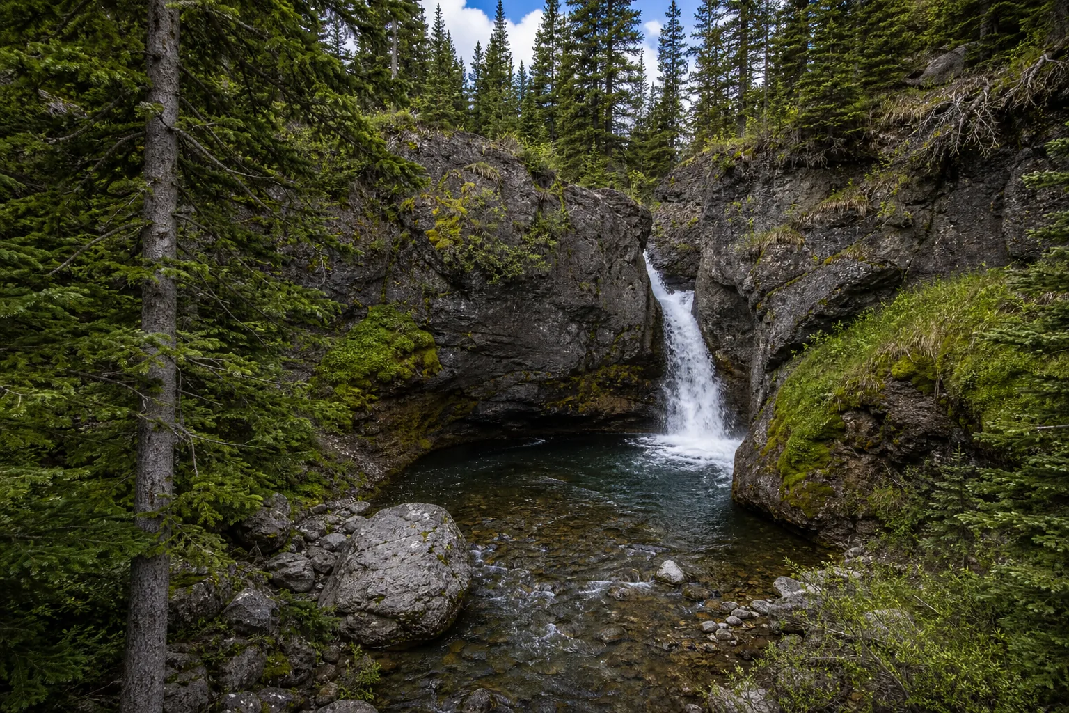 Moose Falls wide setting view of crawfish creek dropping over the rhyolite lip