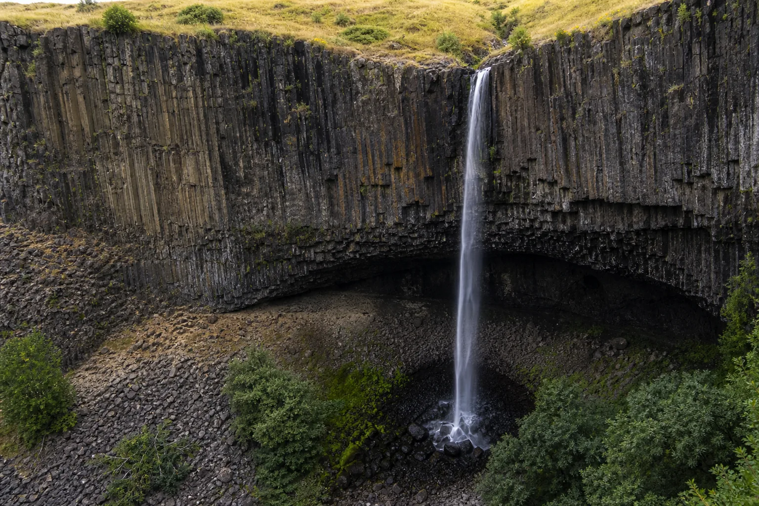 Phantom Falls spring runoff fanning over the lovejoy basalt lip