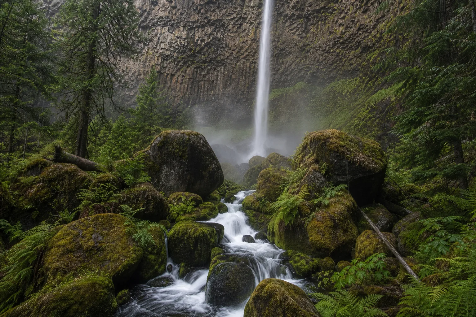 Watson Falls base and spray plume from the wooden footbridge below the plunge