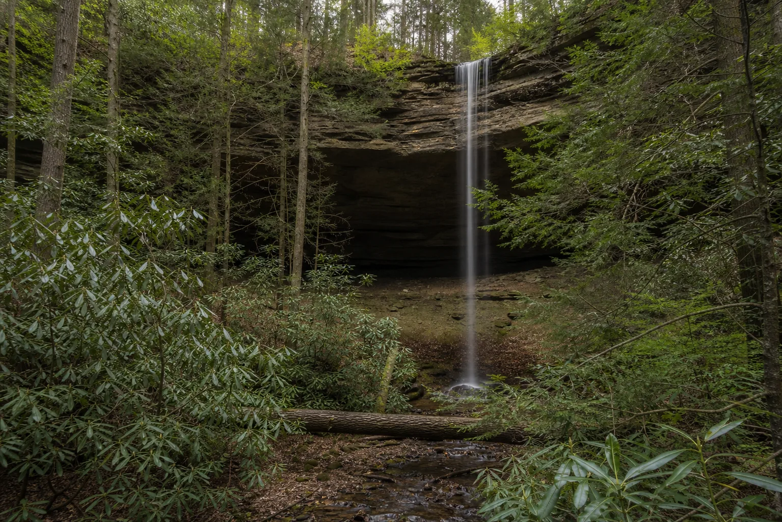 Yahoo Falls the full 113-foot plunge into the sandstone rock-shelter amphitheater